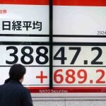 Tokyo (Japan), 16/02/2024.- A pedestrian looks at a stock market indicator board in Tokyo, Japan, 16 February 2024. In the early trading session, the Nikkei Stock Average surged past 38,800 Japanese yen, edging closer to its historical peak of 38,915.87 Japanese yen recorded in late 1989 during the zenith of the bubble economy. (Japón, Tokio) EFE/EPA/JIJI PRESS JAPAN OUT EDITORIAL USE ONLY/