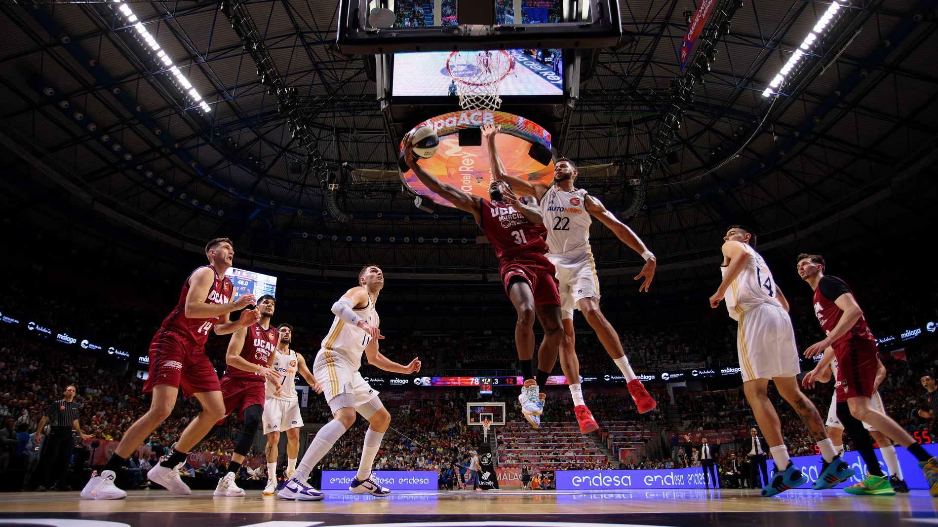 Tavares intenta taponar a Ennis en el partido de cuartos de final