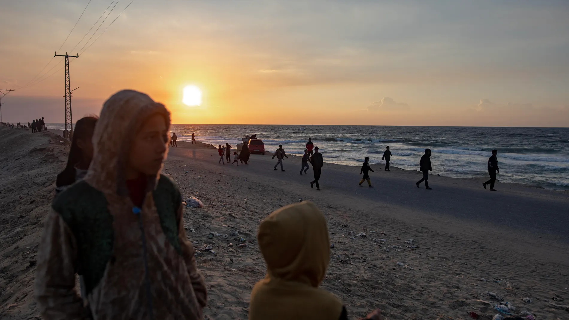 Rafah (---), 16/02/2024.- Palestinian on the beach at sunset in front of the tents of internally displaced Palestinians in the Rafah refugee camp, southern Gaza Strip, 16 February 2024. Since 07 October 2023, up to 1.9 million people, or more than 85 percent of the population, have been displaced throughout the Gaza Strip, some more than once, according to the United Nations Relief and Works Agency for Palestine Refugees in the Near East (UNRWA), which added that most civilians in Gaza are in...