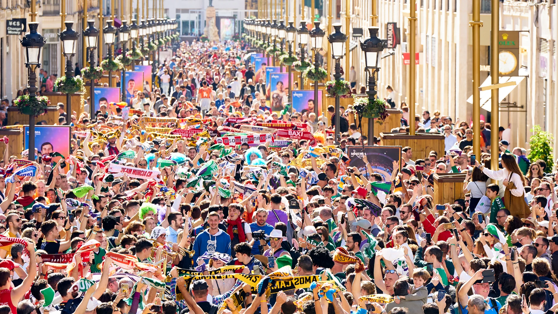 Imagen de la marcha de las aficiones en la calle Larios