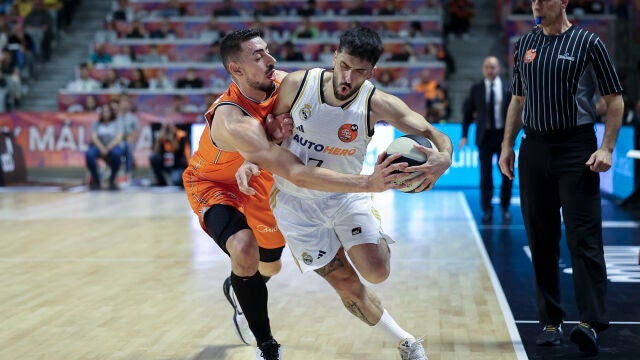 Campazzo trata de escapar de la defensa de Puerto