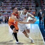 Campazzo trata de escapar de la defensa de Puerto