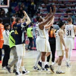 El Real Madrid celebra la victoria ante el Valencia con sus aficionados