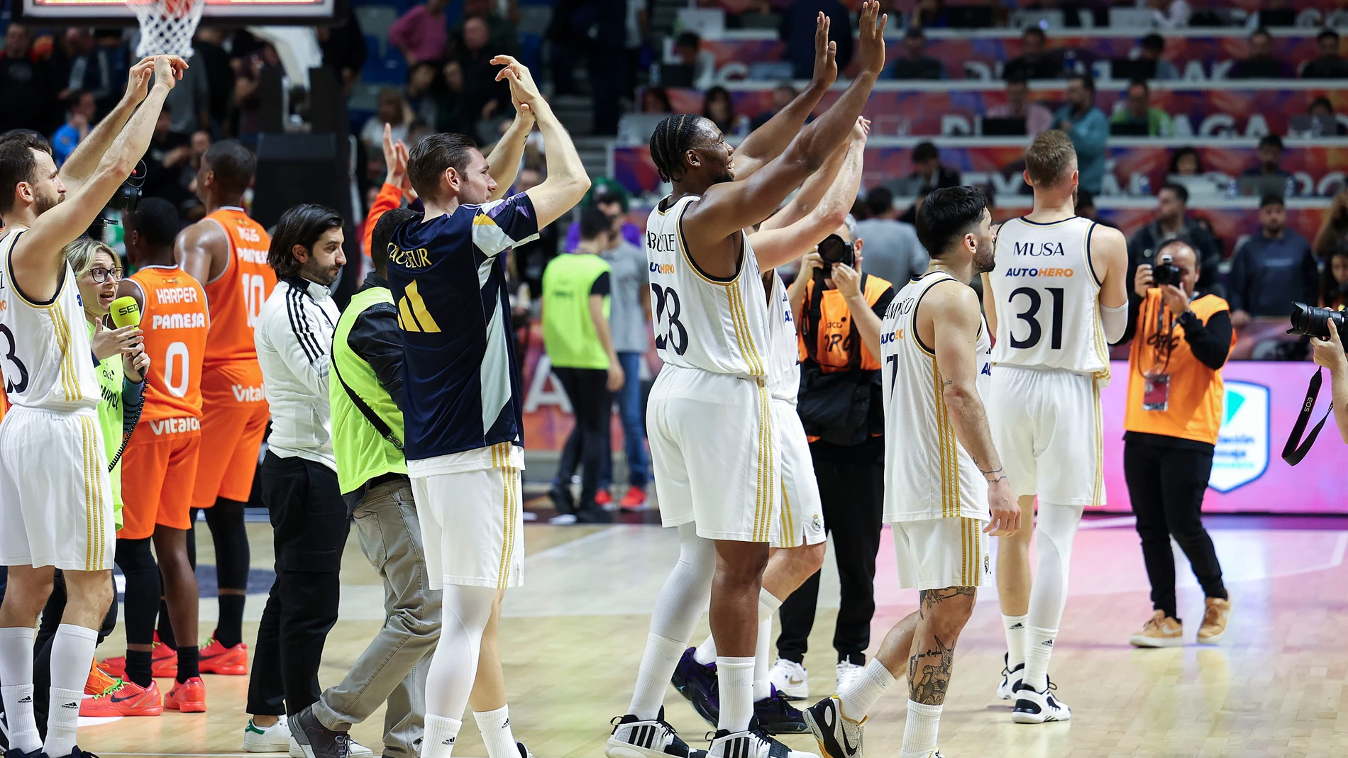 El Real Madrid celebra la victoria ante el Valencia con sus aficionados