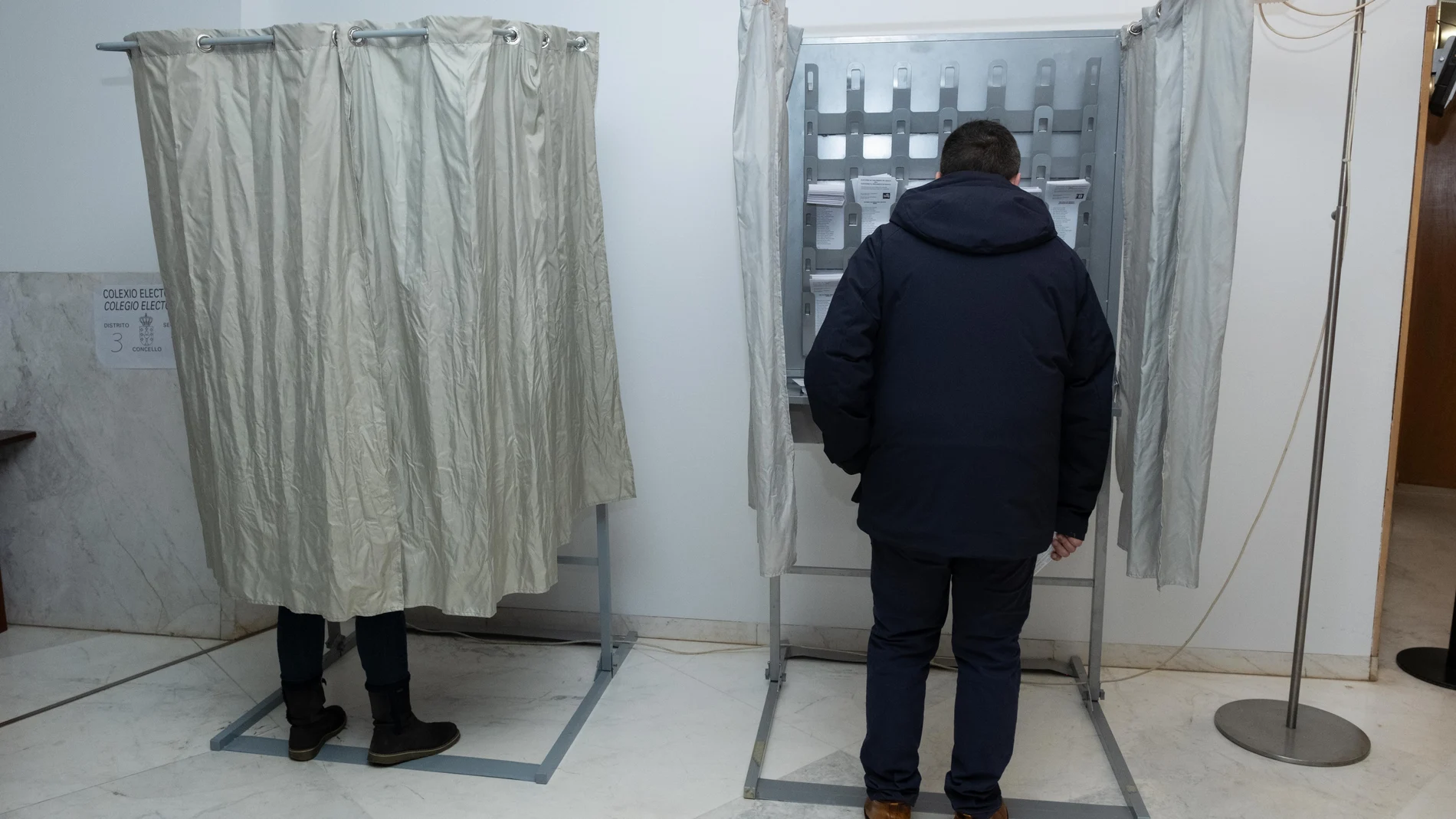 Un hombre ejerce su derecho a voto, en el Centro Galego de Arte Contemporáneo (CGAC), a 18 de febrero de 2024, en Santiago de Compostela, A Coruña, Galicia (España). Todos los gallegos han sido llamados a las urnas hoy, 18 de febrero, para elegir a su nuevo presidente autonómico para los próximos cuatro años. Hay 75 escaños en juego, por lo que los candidatos de los diferentes partidos deben alcanzar una mayoría absoluta de 38 escaños para hacerse con la Presidencia. 18 FEBRERO 2024;ELECCION...