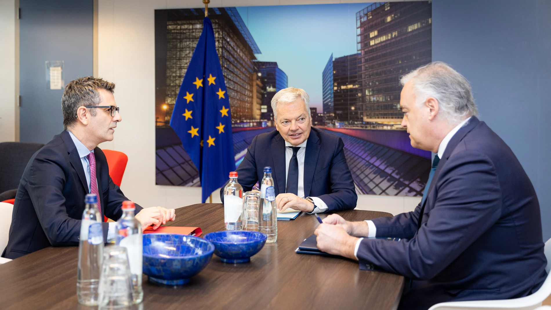 Didier Reynders, Félix Bolaños y Esteban González Pons durante una reunión en Bruselas 18/02/2024