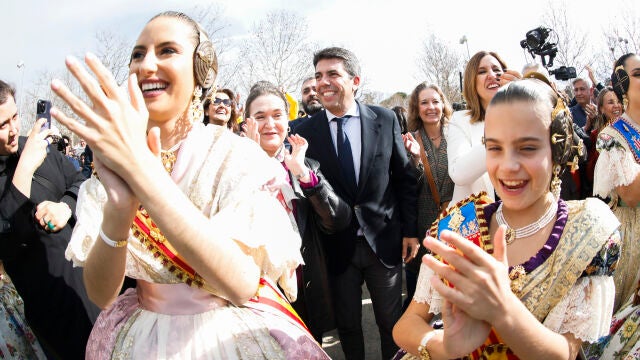 Las falleras mayores aplauden tres el disparo