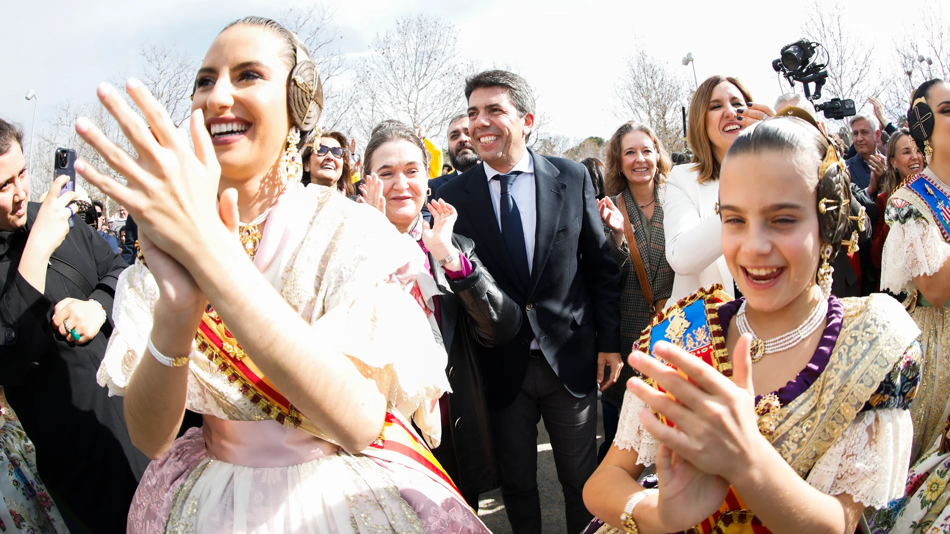 Las falleras mayores aplauden tres el disparo