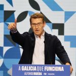 18F.- Feijóo llega a la sede nacional del PP con el escrutinio ya avanzado y reunirá este lunes a su comité de dirección