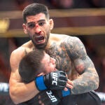 Topuria, campeón mundial de peso pluma UFC tras un KO a Volkanovski en el segundo asalto