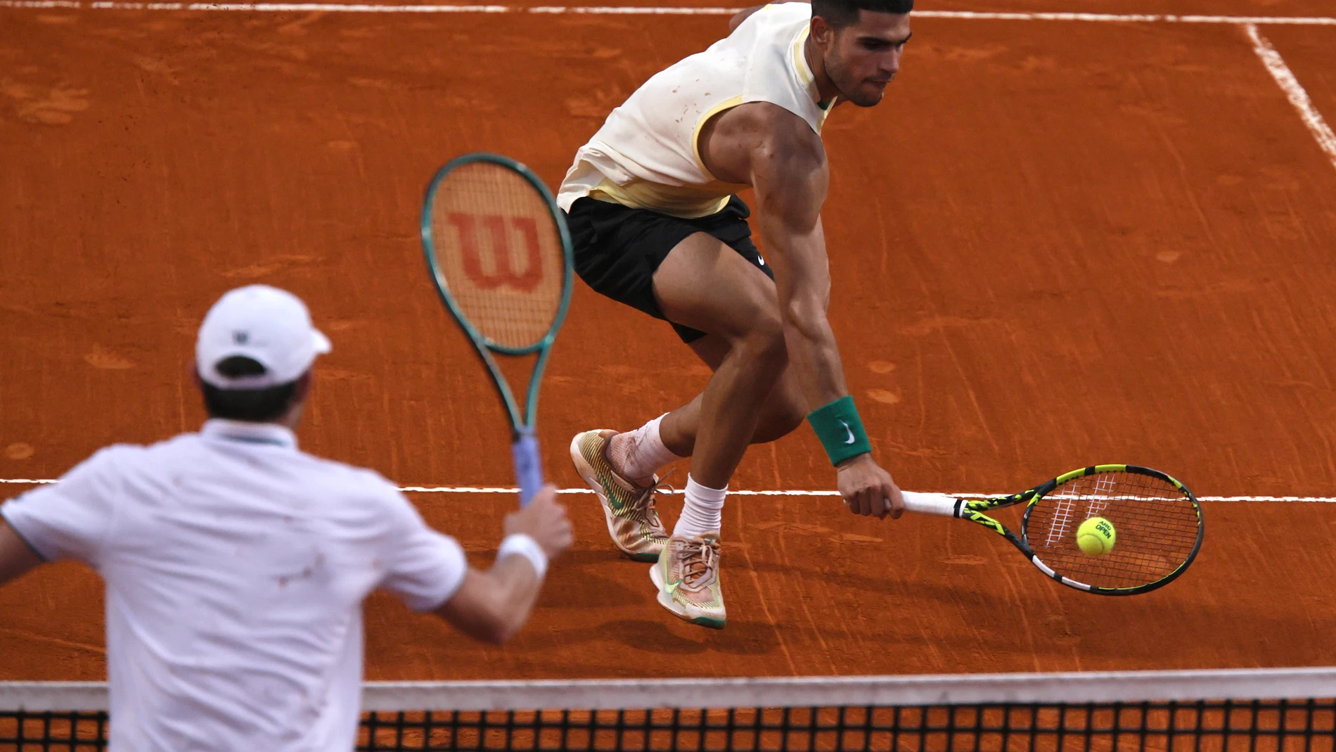 AME109. BUENOS AIRES (ARGENTINA), 17/02/2024.- Carlos Alcaraz (arriba) de España devuelve una bola a Nicolás Jarry de Chile, por el pase a la final en el torneo IEB+ Argentina Open, en el Court Guillermo Vilas en Buenos Aires (Argentina). EFE/Luciano González