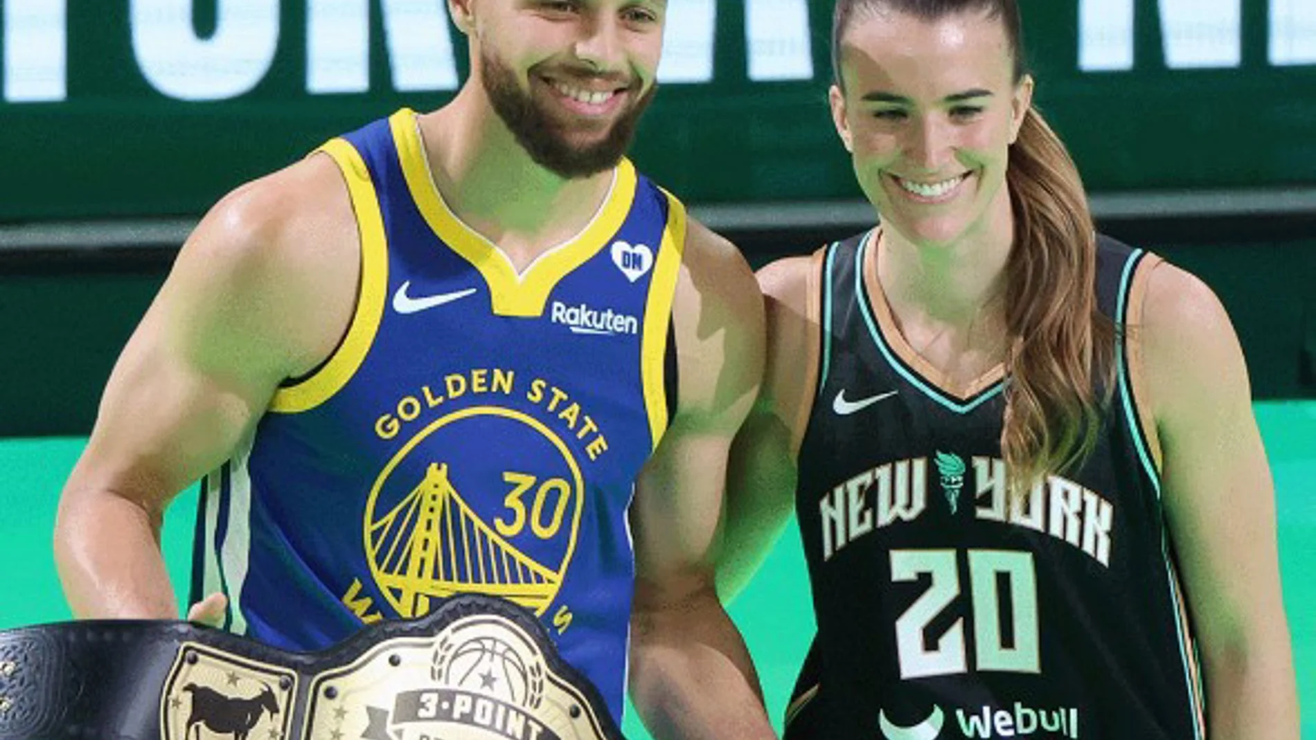 Curry superó a Sabrina Ionescu en su duelo de tiros de tres