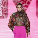 Nieves Álvarez en el desfile de Lola Casademunt.