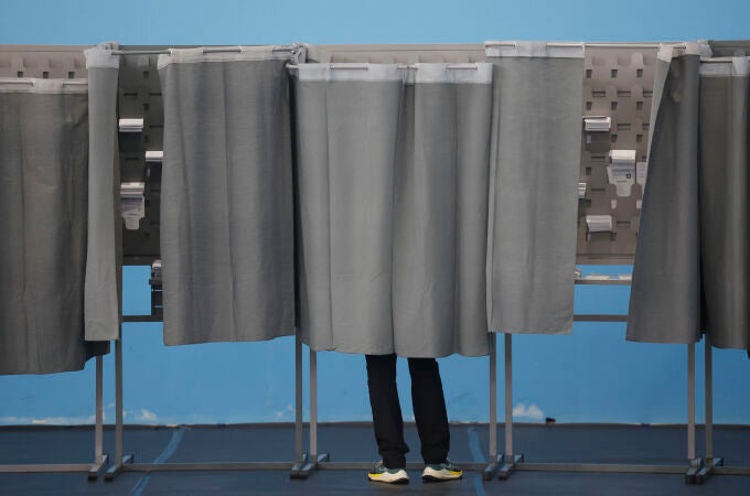 Abren los colegios electorales en Galicia a la espera de 2,2 millones de electores