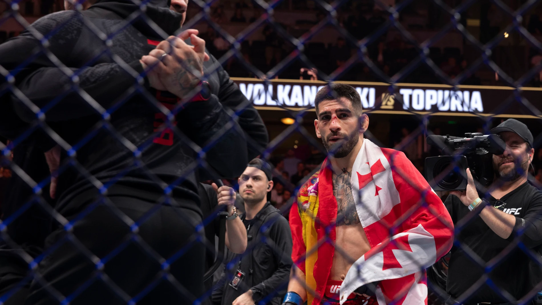 ANAHEIM (EE.UU.), 18/02/2024.- El luchador hispanogeorgiano Ilia Topuria tras su victoria contra el australiano Alexander Volkanovski, durante el combate del UFC298 celebrado el sábado en el pabellón Honda Center de la ciudad de Anaheim (California, EE.UU.). Topuria se proclamó este sábado campeón mundial de UFC en la categoría de peso pluma tras arrebatar dicho título a Volkanovski gracias a un KO en el segundo asalto. EFE/Armando Arorizo