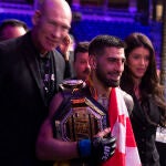 Topuria, campeón mundial de peso pluma UFC tras un KO a Volkanovski en el segundo asalto