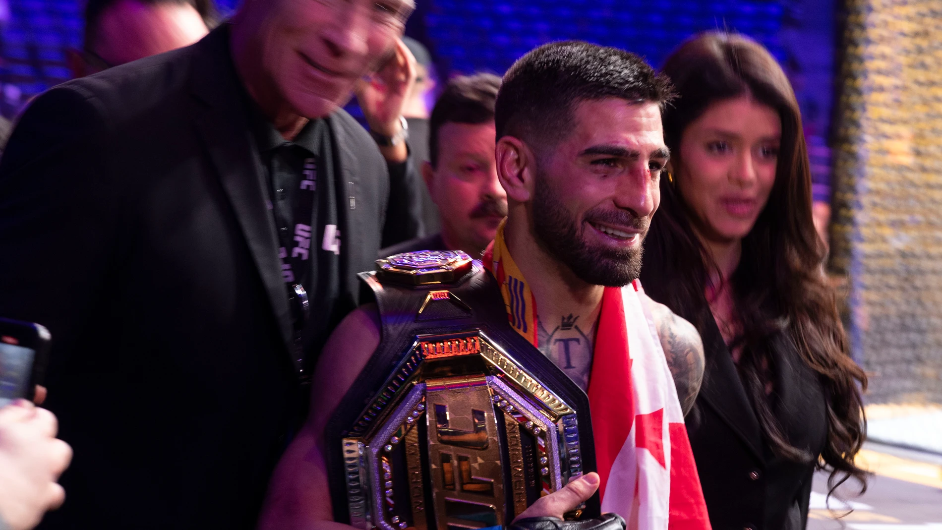 ANAHEIM (EE.UU.), 18/02/2024.- El luchador hispanogeorgiano Ilia Topuria con su cinturón tras su victoria contra el australiano Alexander Volkanovski, durante el combate del UFC298 celebrado el sábado en el pabellón Honda Center de la ciudad de Anaheim (California, EE.UU.). Topuria se proclamó este sábado campeón mundial de UFC en la categoría de peso pluma tras arrebatar dicho título a Volkanovski gracias a un KO en el segundo asalto. EFE/Armando Arorizo