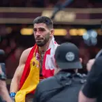 Topuria, campeón mundial de peso pluma UFC tras un KO a Volkanovski en el segundo asalto