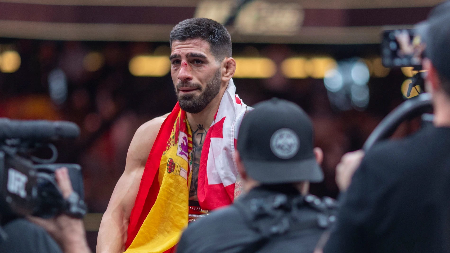 ANAHEIM (EE.UU.), 18/02/2024.- El luchador hispanogeorgiano Ilia Topuria celebra su victoria contra el australiano Alexander Volkanovski, durante un combate del UFC298 celebrado el sábado en el pabellón Honda Center de la ciudad de Anaheim (California, EE.UU.). Topuria se proclamó este sábado campeón mundial de UFC en la categoría de peso pluma tras arrebatar dicho título a Volkanovski gracias a un KO en el segundo asalto. EFE/Armando Arorizo