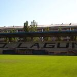 Imagen de las gradas principales del estadio municipal de La Laguna, en Laguna de Duero