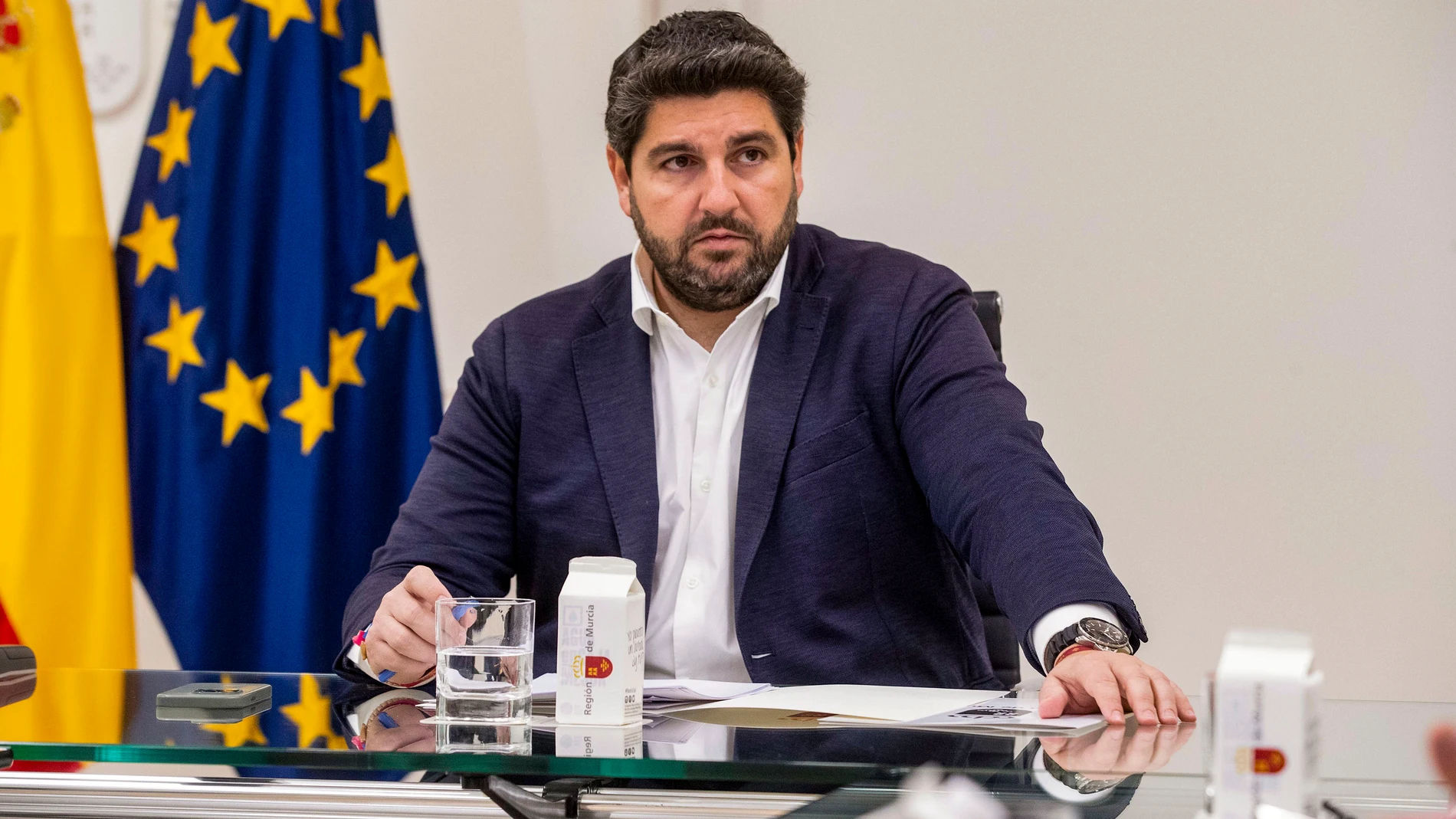 MURCIA, 19/02/2024.- El presidente de la Comunidad de Murcia Fernando López Miras, durante un momento de la reunión que ha mantenido con los representantes de las organizaciones agrarias en la Región de Murcia, este lunes en el Palacio de San Esteban. EFE/Marcial Guillén