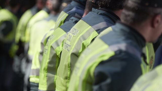 Un dispositivo de la Guardia Civil se prepara para controlar el tráfico durante la segunda etapa de la Itzulia, la Vuelta al País Vasco 2023, a 4 de abril de 2023, en Navarra (España). La Itzulia se celebra del 3 al 8 de abril de 2023 y se compone de seis etapas en las que los corredores recorren gran parte de las carreteras del País Vasco y Navarra. La primera etapa, que recorrió ayer 165í4 kilómetros entre Vitoria-Gasteiz y Labastida, terminó con el inglés Ethan Hayter en cabeza. La segunda y más larga jornada de la carrera ciclista se adentra en las carreteras de Navarra con un recorrido de 193'8 kilómetros entre los municipios de Viana y Leitza. 04 ABRIL 2023;VUELTA CICLISMO; Eduardo Sanz / Europa Press 04/04/2023