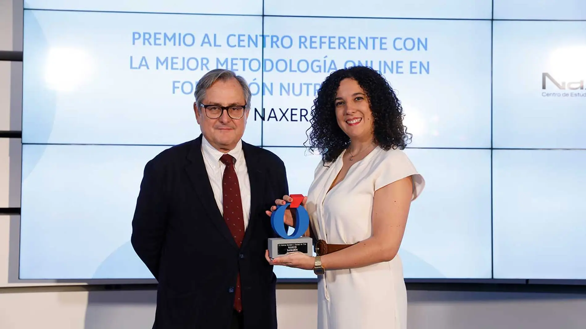 Entrega del Premio al Centro Referente con la Mejor Metodología Online por parte dela Razón