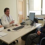 Casis en la consulta del doctor Bravo, que es quien ha llevado su caso desde 2018