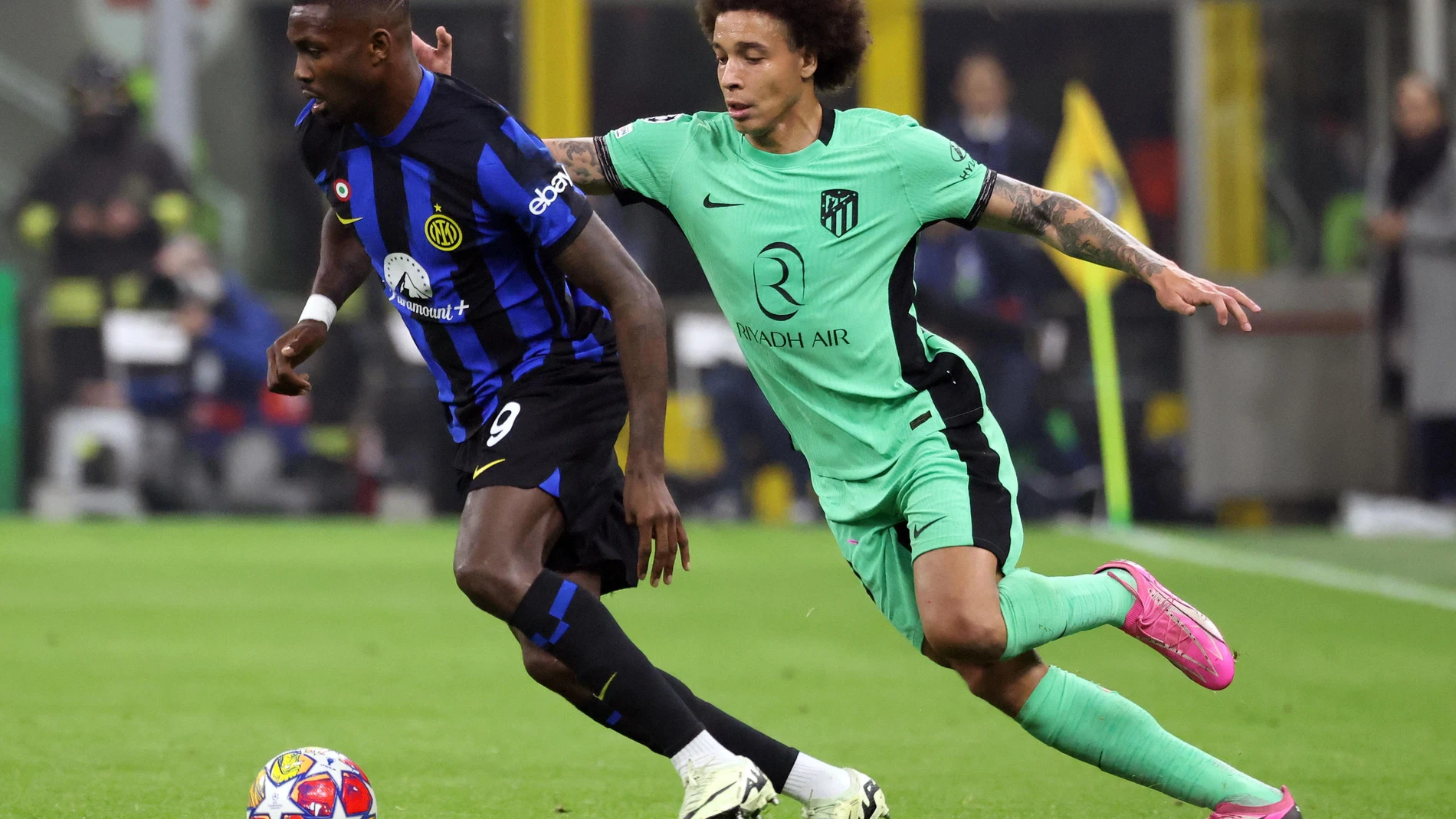 Milan (Italy), 20/02/2024.- Inter Milan'Äôs Marcus Thuram (L) challenges for the ball with Atletico De Madrid's Axel Witsel during the UEFA Champions League round of 16 first leg match Inter Milan vs Atletico Madrid at Giuseppe Meazza stadium in Milan, Italy, 20 February 2024. (Liga de Campeones, Italia) EFE/EPA/MATTEO BAZZI