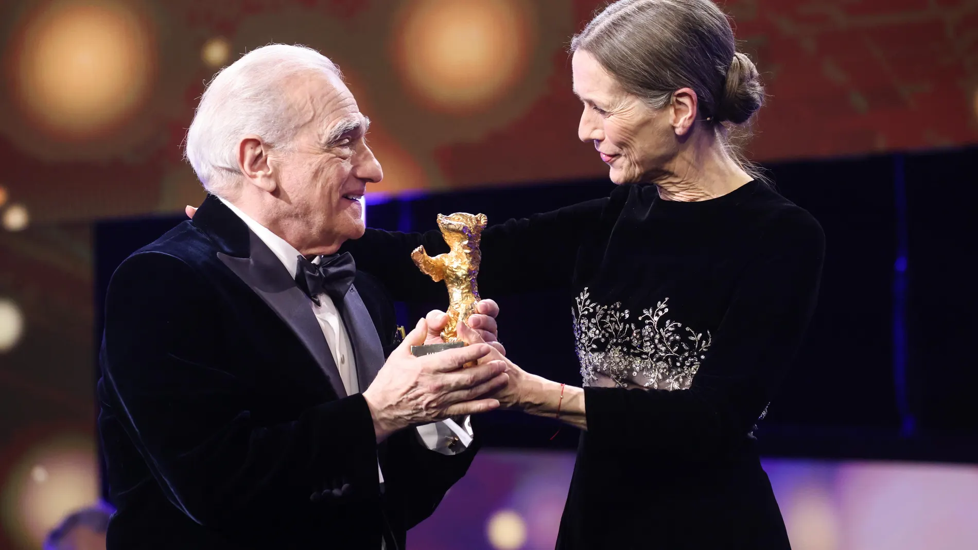 Berlin (Germany), 20/02/2024.- US director Martin Scorsese receives the Honorary Golden Bear 2024 from Dutch director Mariette Rissenbeek during the 74th Berlin International Film Festival 'Berlinale' in Berlin, Germany, 20 February 2024. (Cine, Alemania) EFE/EPA/CLEMENS BILAN