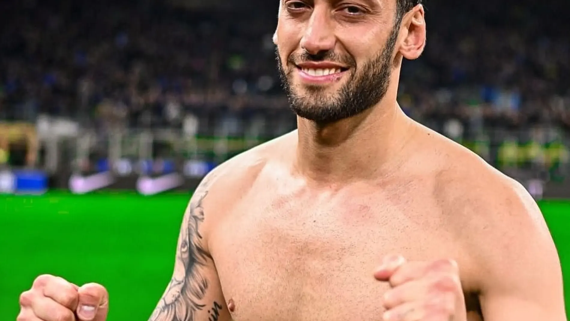 Çalhanoglu exhibió abdominales en Instagram