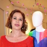 Ágatha Ruiz de la Prada, junto a uno de sus diseños en la Fundación Casa de México de Madrid