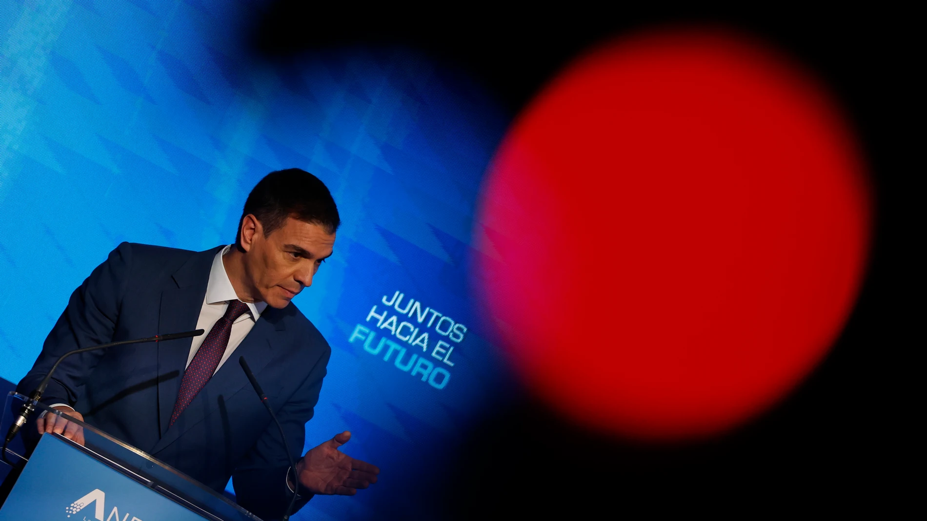 MADRID, 20/02/2024.- El presidente del Gobierno, Pedro Sánchez, interviene en la clausura de la IV edición del Foro de la Asociación Española de Fabricantes de Automóviles y Camiones (ANFAC), este martes en Casa América, en Madrid. EFE/ Javier Lizon