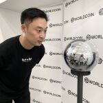 Así es Worldcoin, la "criptodivisa" con la que ganas dinero y te pueden robar tu identidad