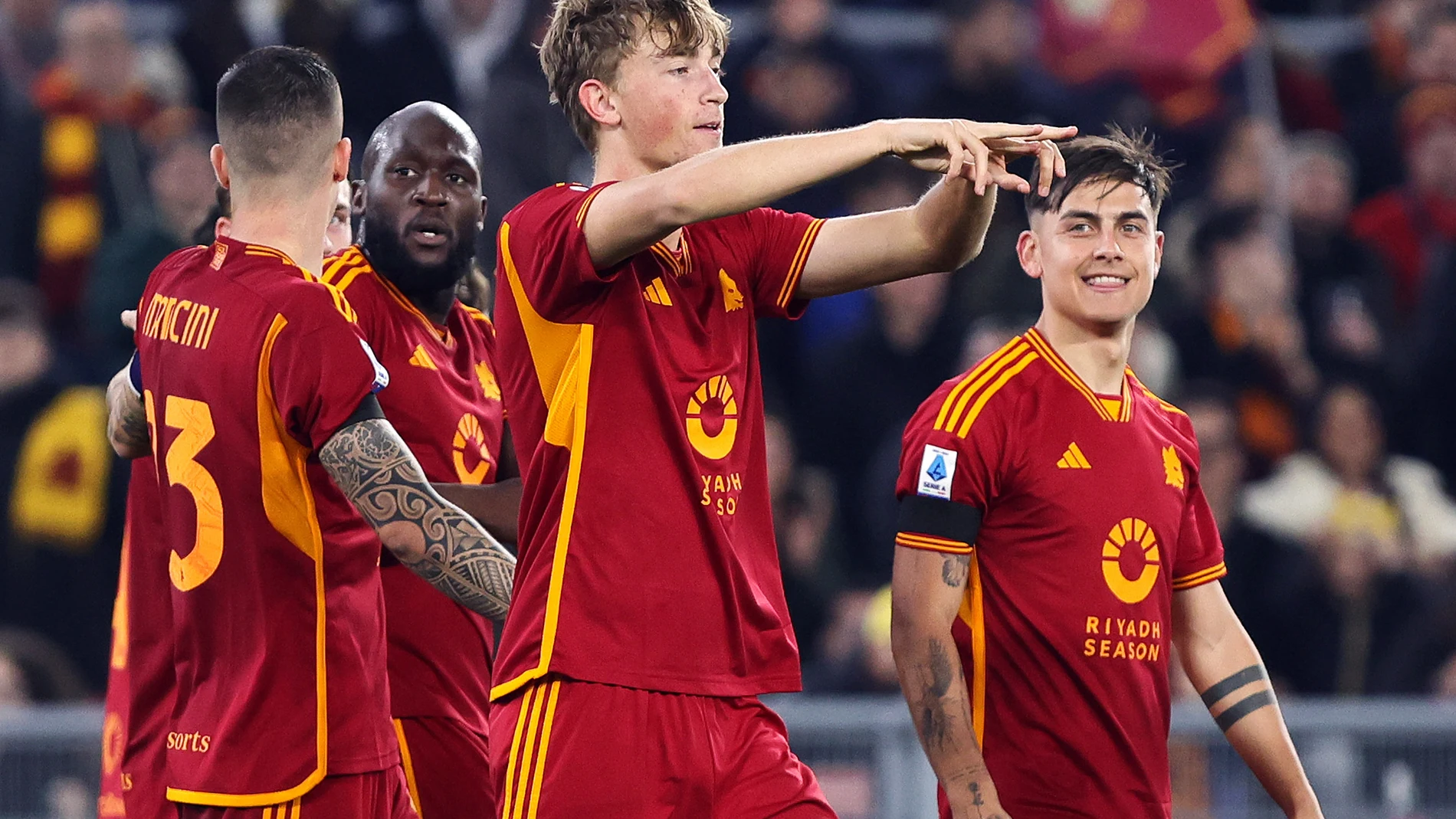 Dean Huijsen celebra un gol con la Roma