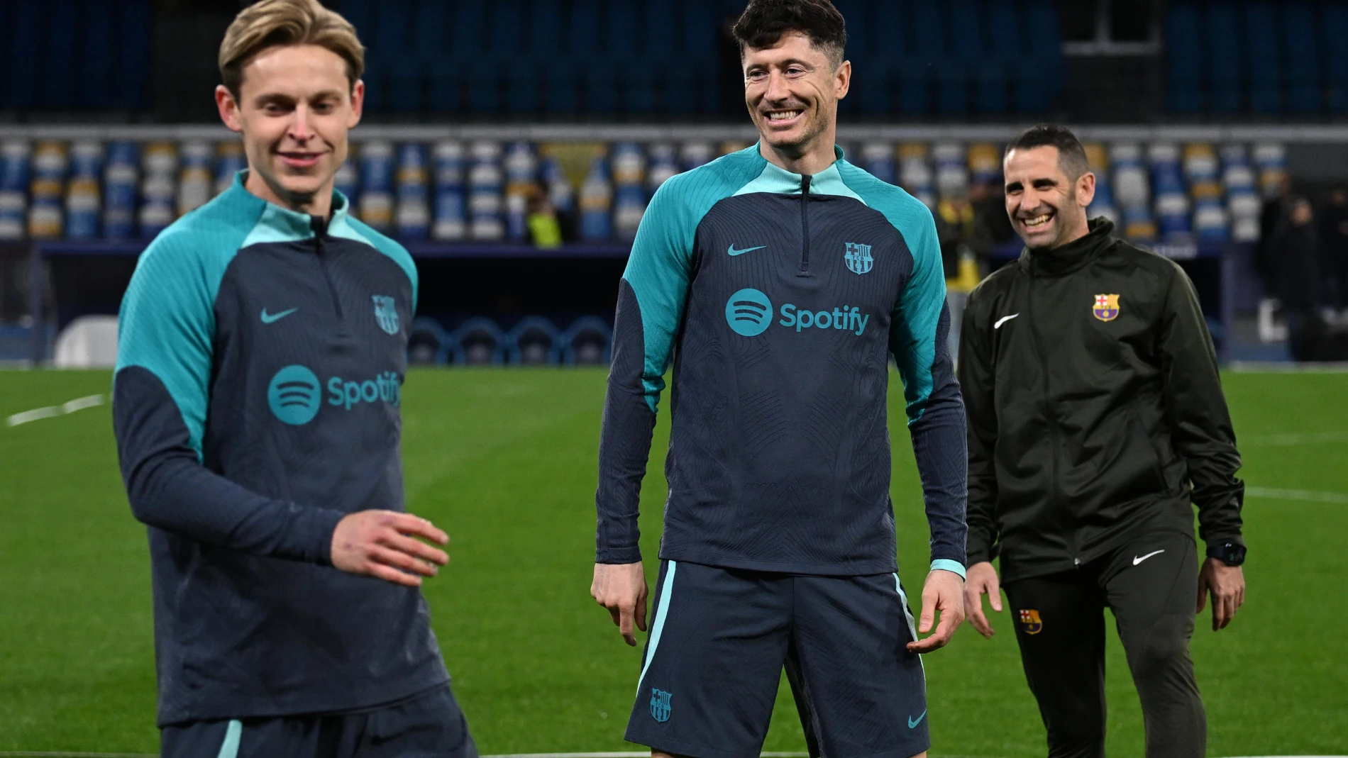 Naples (Italy), 20/02/2024.- FC Barcelona'Äôs forward Roberto Lewandowski and Frenkie de Jong (L) attend a training session at the Diego Armando Maradona stadium in Naples, Italy, 20 February 2024. FC Barcelona face SSC Napoli in their UEFA Champions League Round of 16, 1st leg match on 21 February 2024. (Liga de Campeones, Italia, Nápoles) EFE/EPA/CIRO FUSCO
