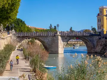 Tiempo estable en Murcia MURCIA, 20/02/2024.- Varias personas hacen deporte en Murcia Río este martes. La Agencia Estatal de Meteorología anuncia para este martes en la Región de Murcia cielo despejado y temperaturas con pocos cambios, salvo por las máximas que subirán en la mitad norte de la región. EFE/Marcial Guillén