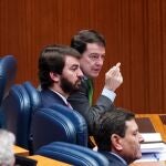 Mañueco conversa con García-Gallardo durante el pleno, en presencia de Fernández Carriedo