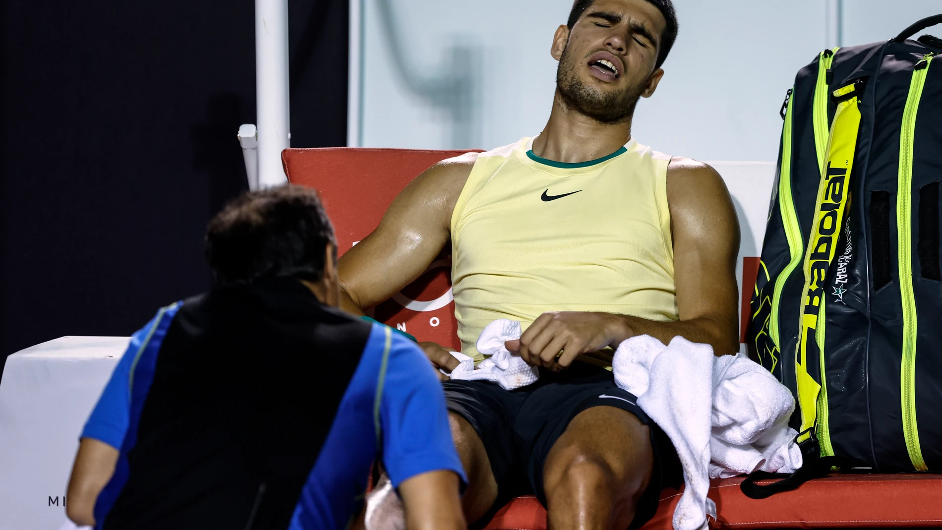 AME968. RÍO DE JANEIRO (BRASIL), 20/02/2024.- El español Carlos Alcaraz se lamenta tras sufrir una lesión que le sacó del torneo este martes, durante el primer set contra el brasileño Thiago Monteiro, en el Abierto de Tenis de Río de Janeiro en el Jockey Club Brasileiro en Río de Janeiro (Brasil). EFE/ Antonio Lacerda