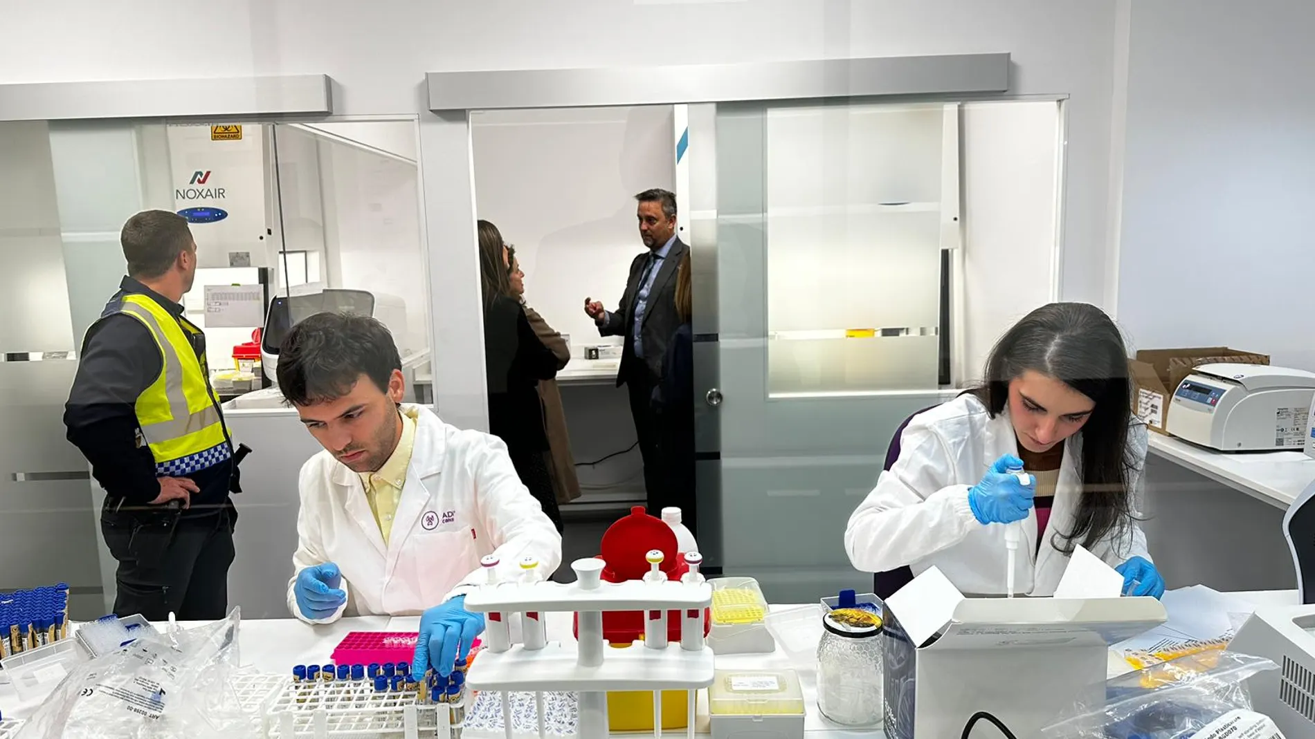 El laboratorio que persigue a los dueños de mascotas incívicos