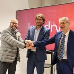 El rector, Ricardo Rivero; el responsable de clientes de la empresa, Diego Sánchez Ramiro; y Daniel Velasco, teniente de alcalde del Ayuntamiento de Villamayor, presentan el proyecto