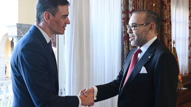 RABAT, 21/02/2024.-El presidente del Gobierno espa&ntilde;ol, Pedro S&aacute;nchez, saluda al rey Mohamed VI, durante su encuentro mantenido en Rabat este mi&eacute;rcoles. Pedro S&aacute;nchez ha trasladado a Mohamed VI el cari&ntilde;o "muy especial" del rey Felipe VI a Marruecos y al monarca alau&iacute;.- EFE/Pool Moncloa/Borja Puig de la Bellacasa***SOLO USO EDITORIAL/SOLO DISPONIBLE PARA ILUSTRAR LA NOTICIA QUE ACOMPA&Ntilde;A (CR&Eacute;DITO OBLIGATORIO)*** 