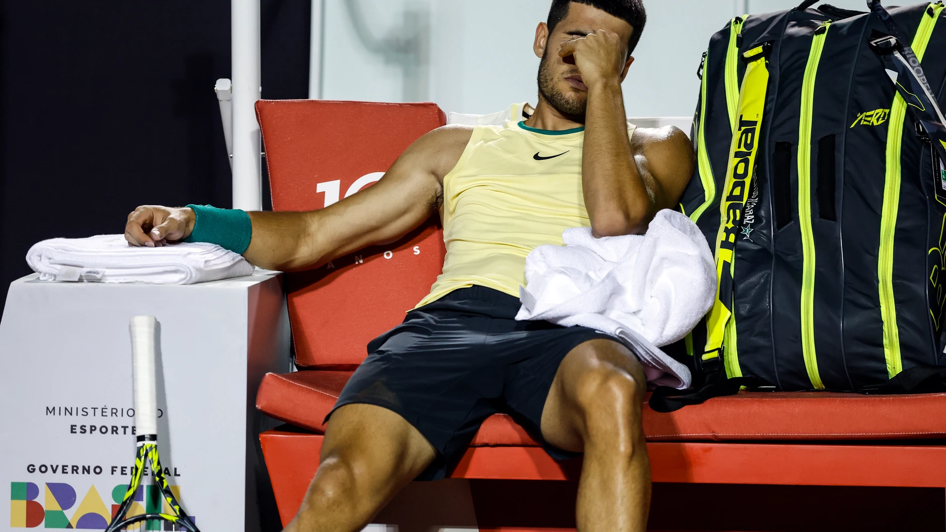 AME968. RÍO DE JANEIRO (BRASIL), 20/02/2024.- El español Carlos Alcaraz se lamenta tras sufrir una lesión que le sacó del torneo este martes, durante el primer set contra el brasileño Thiago Monteiro, en el Abierto de Tenis de Río de Janeiro en el Jockey Club Brasileiro en Río de Janeiro (Brasil). EFE/ Antonio Lacerda