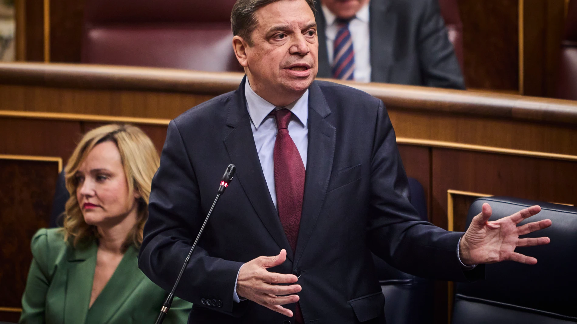 El ministro de agricultura , Luis Planas, sufre un mareo durante la sesión del control al gobierno en el pleno del Congreso de los Diputados. © Alberto R. Roldán / Diario La Razón. 21 02 2024