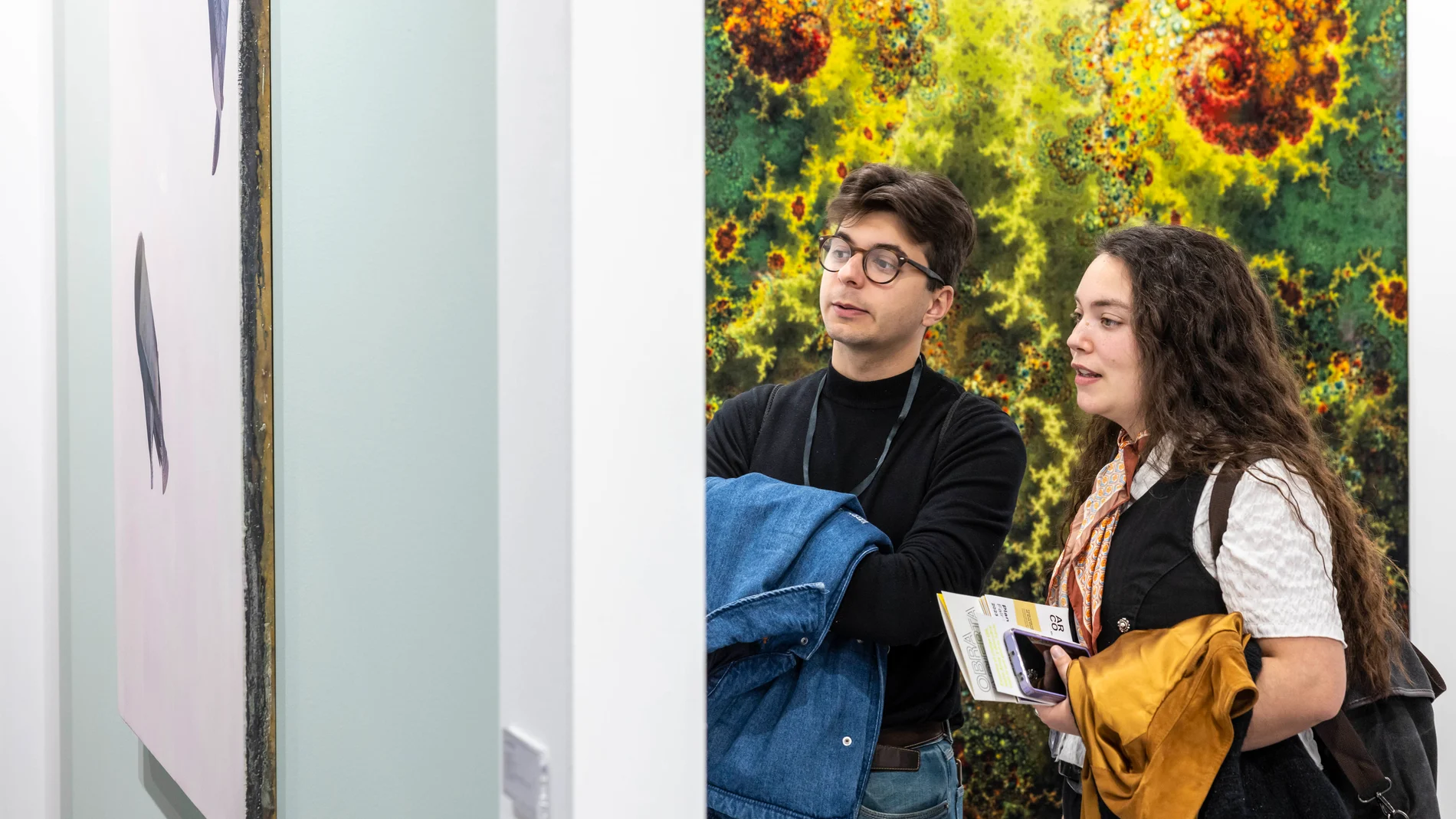 Dos jóvenes observan una obra en la pasada edición de Arcomadrid en Ifema