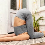 Mujer haciendo yoga