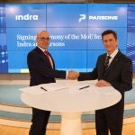 Imagen de la firma del acuerdo entre Indra y Parsons