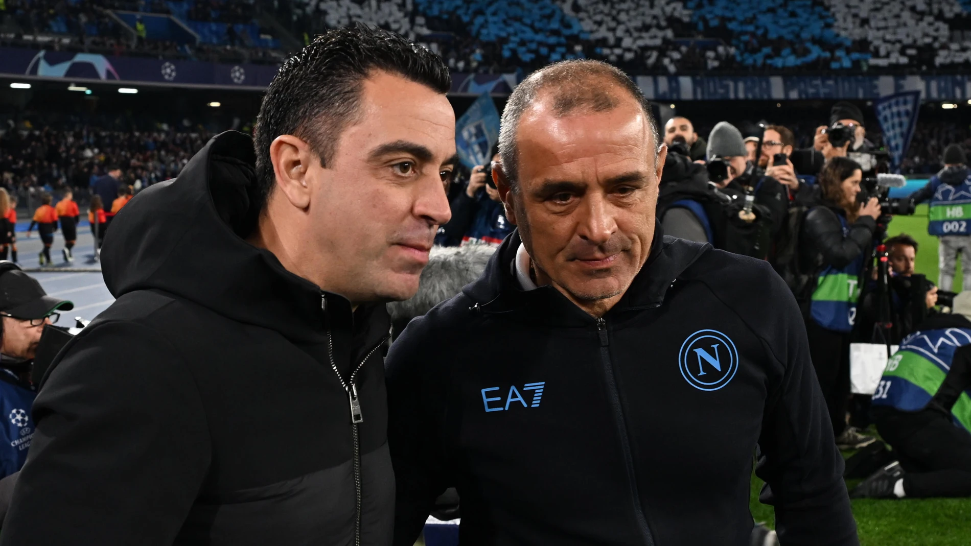 Naples (Italy), 21/02/2024.- Napoli'Äôs head coach Francesco Calzona (R) and Barcelona'Äôs head coach Xavi Hernandez arrive for the UEFA Champions League Round of 16, 1st leg soccer match SSC Napoli vs FC Barcelona at Diego Armando Maradona stadium in Naples, Italy, 21 February 2024. (Liga de Campeones, Francia, Italia, Nápoles) EFE/EPA/CIRO FUSCO