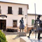Plaza con figuras del Quijote y Dulcinea