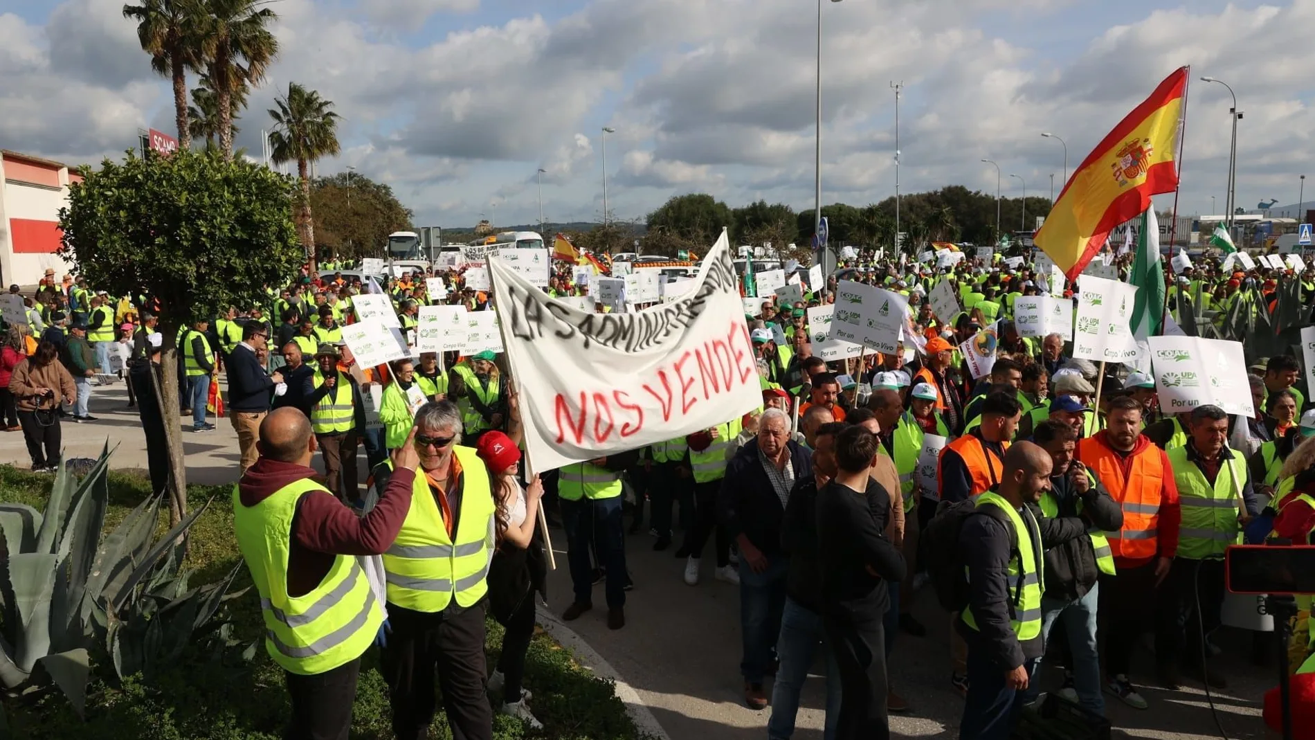 Agricultores saliendo del polígono La Menacha en su movilización hacia el Puerto de Algeciras.